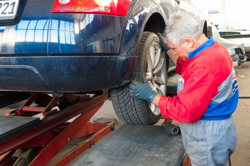 boutique-LE REVEST LES EAUX-min_auto_repair_repair_lift_auto_mechanic_work_clothes_master_professional_man_of_the_fold-685629