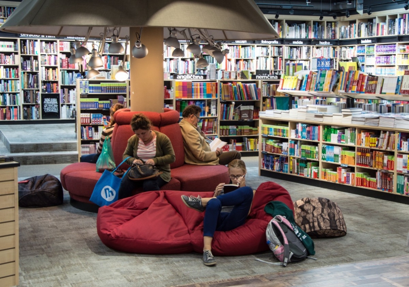 boutique-LE REVEST LES EAUX-min_books_bookstore_book_reader_readers_reading_shop_sale_books-849006